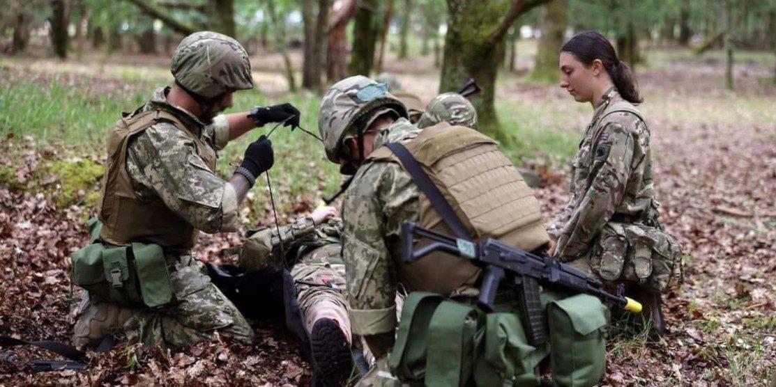 У Великій Британії завершили навчання 49 бойових медиків з України (фото)