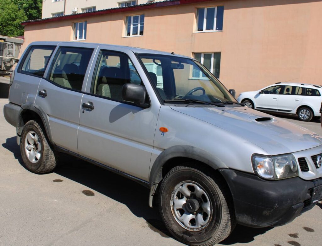 Рівненські волонтери передали ще одне авто на передову
