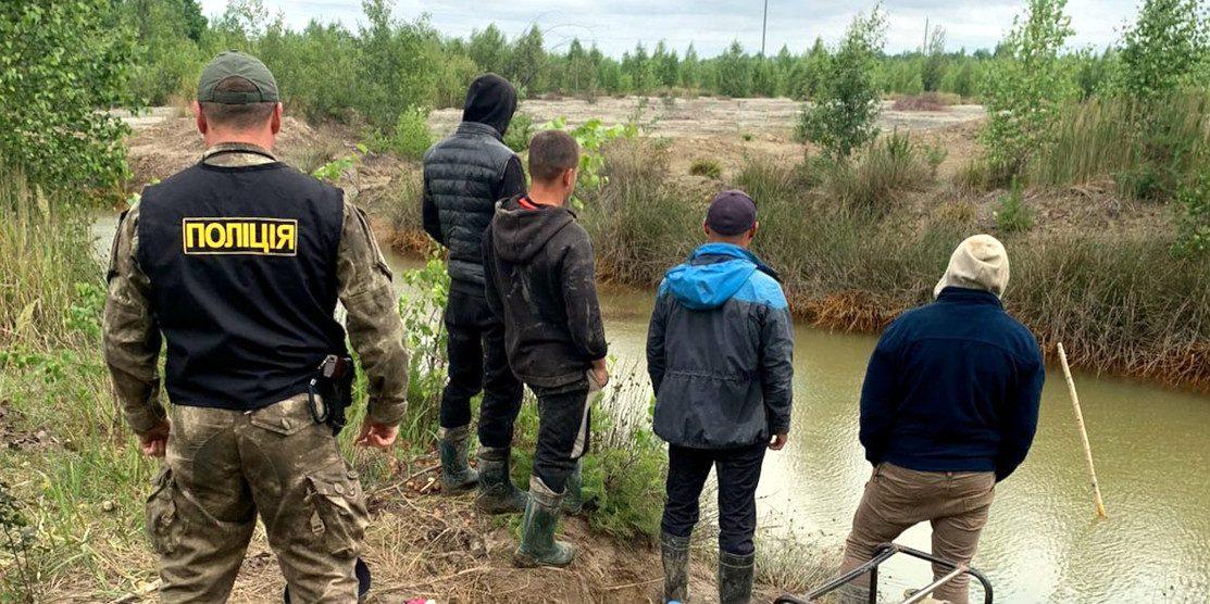 У Вараському районі викрито чотирьох старателів, вилучили бурштин і обладнання