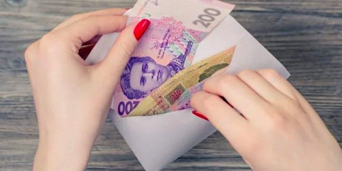 Податківці почали відстежувати бізнес, який платить зарплати у конвертах