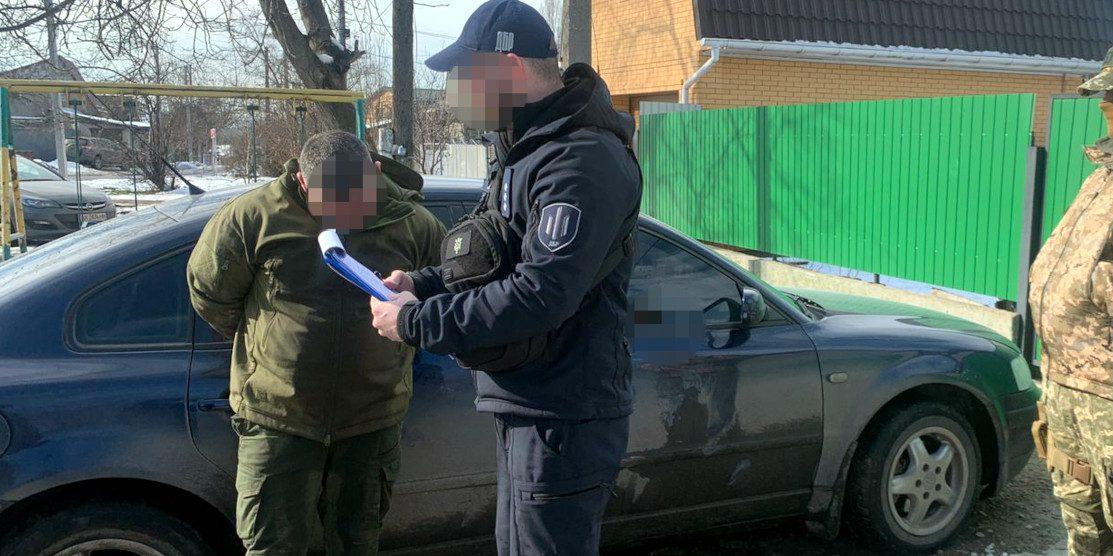 Посадовець вимагав з дружини загиблого бійця 150 тисяч гривень за оформлення виплат