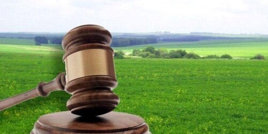 Суддівський молоток і земля.