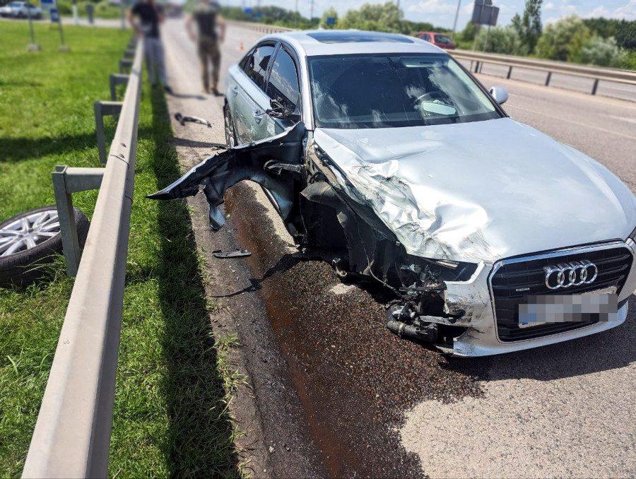Одна з пошкоджених автівок.