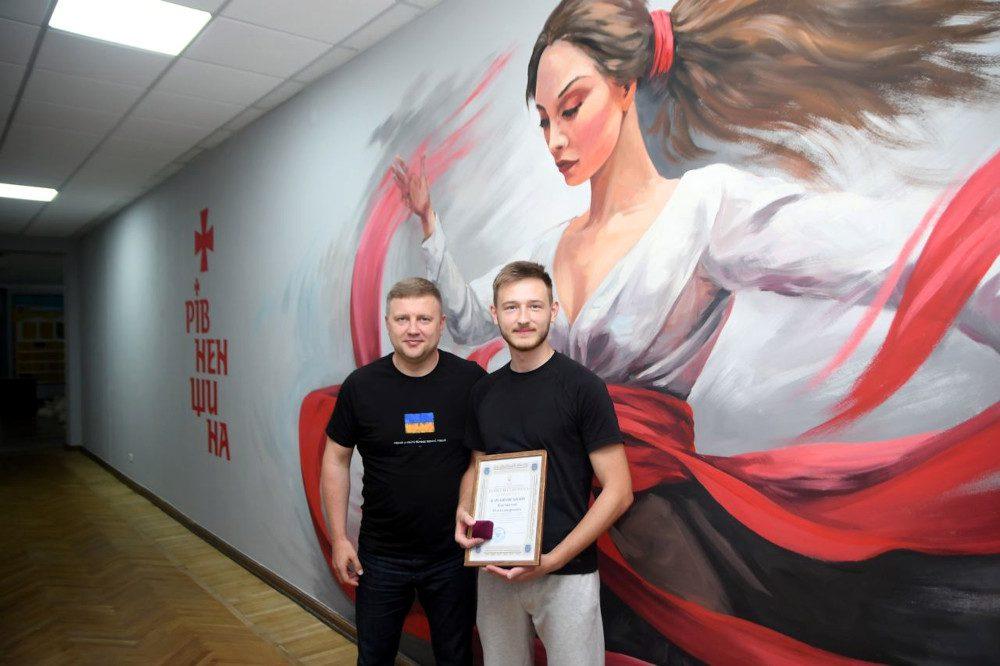 Начальник Рівненської ОВА Віталій Коваль і художник Костянтин Качановський.