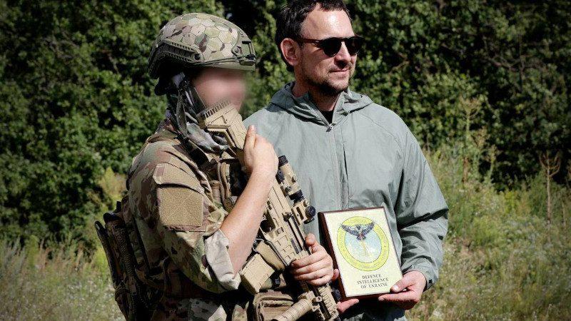 Валерій Харчишин отримує пам'ятний сувенір від розвідки.
