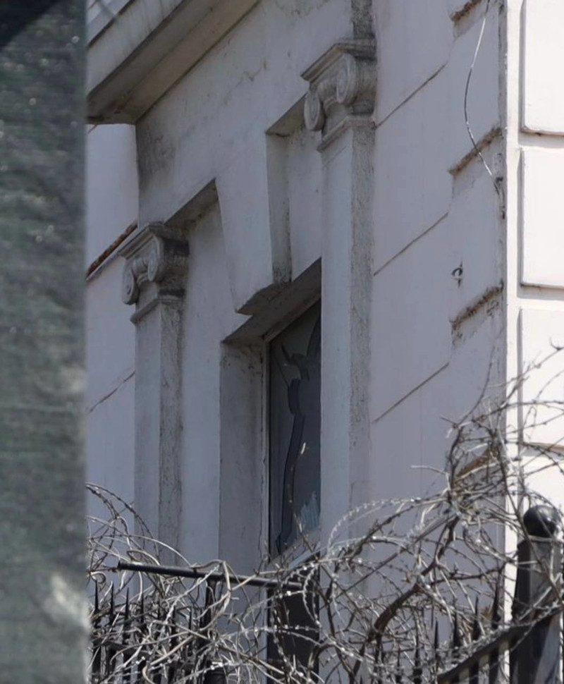 Вибите вікно.