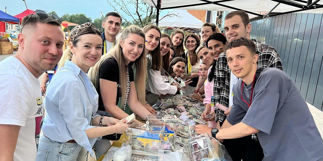 У Рівному зібрали півмільйона гривень на благодійному ярмарку на підтримку ЗСУ