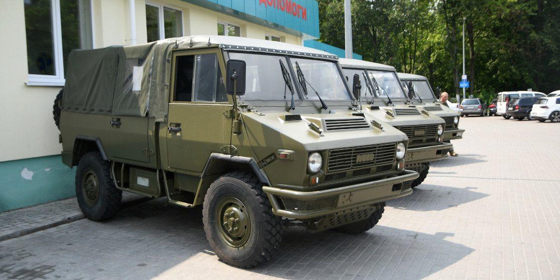 Три автомобілі з Рівненщини передано для потреб ЗСУ