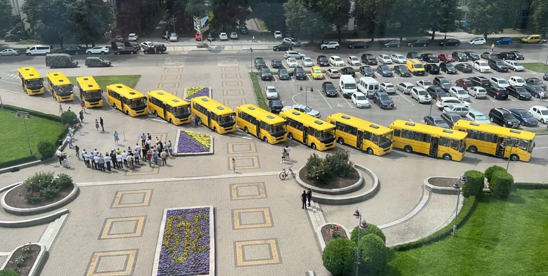 Ліцеї на Рівненщині отримали новенькі автобуси