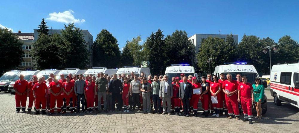 Групова світлина на фоні нових швидких.