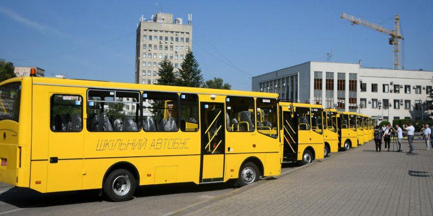 Для учнів Рівненщини закупили 10 нових шкільних автобусів