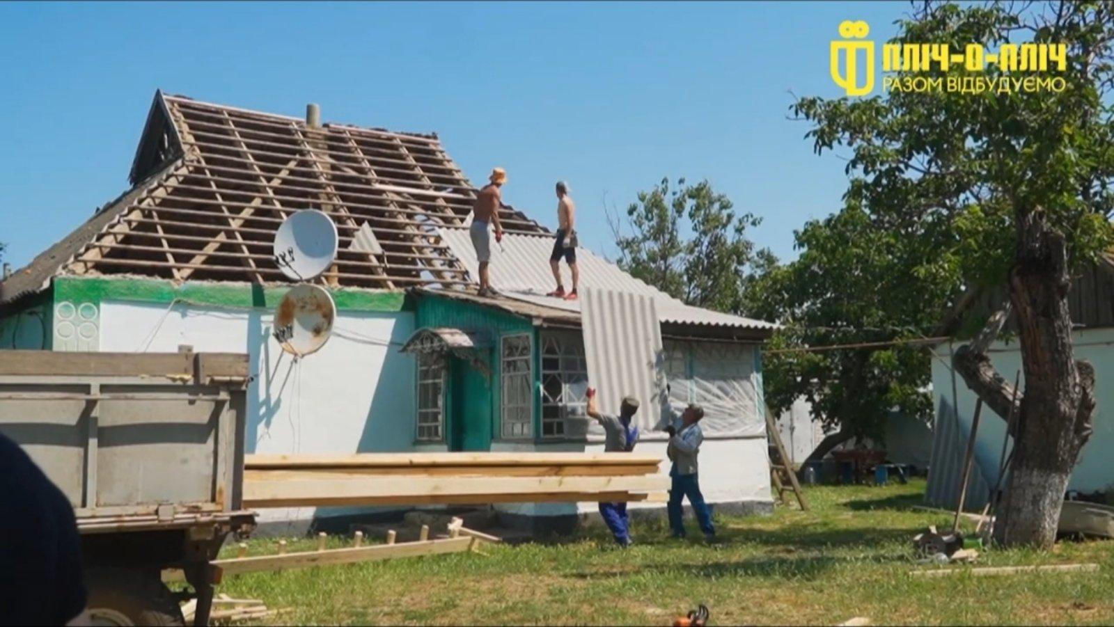 Рівненські волонтери відновлюють житловий фонд на півдні України