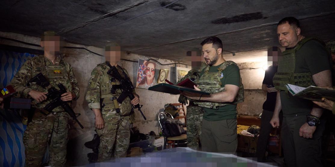 Президент відвідав передові позиції ССО на Бахмутському напрямку та вручив державні нагороди