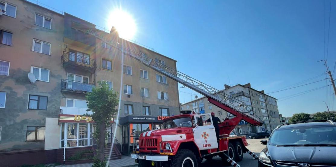 У Сарнах рятувальники відчинили двері квартири де зачинилися малолітні діти