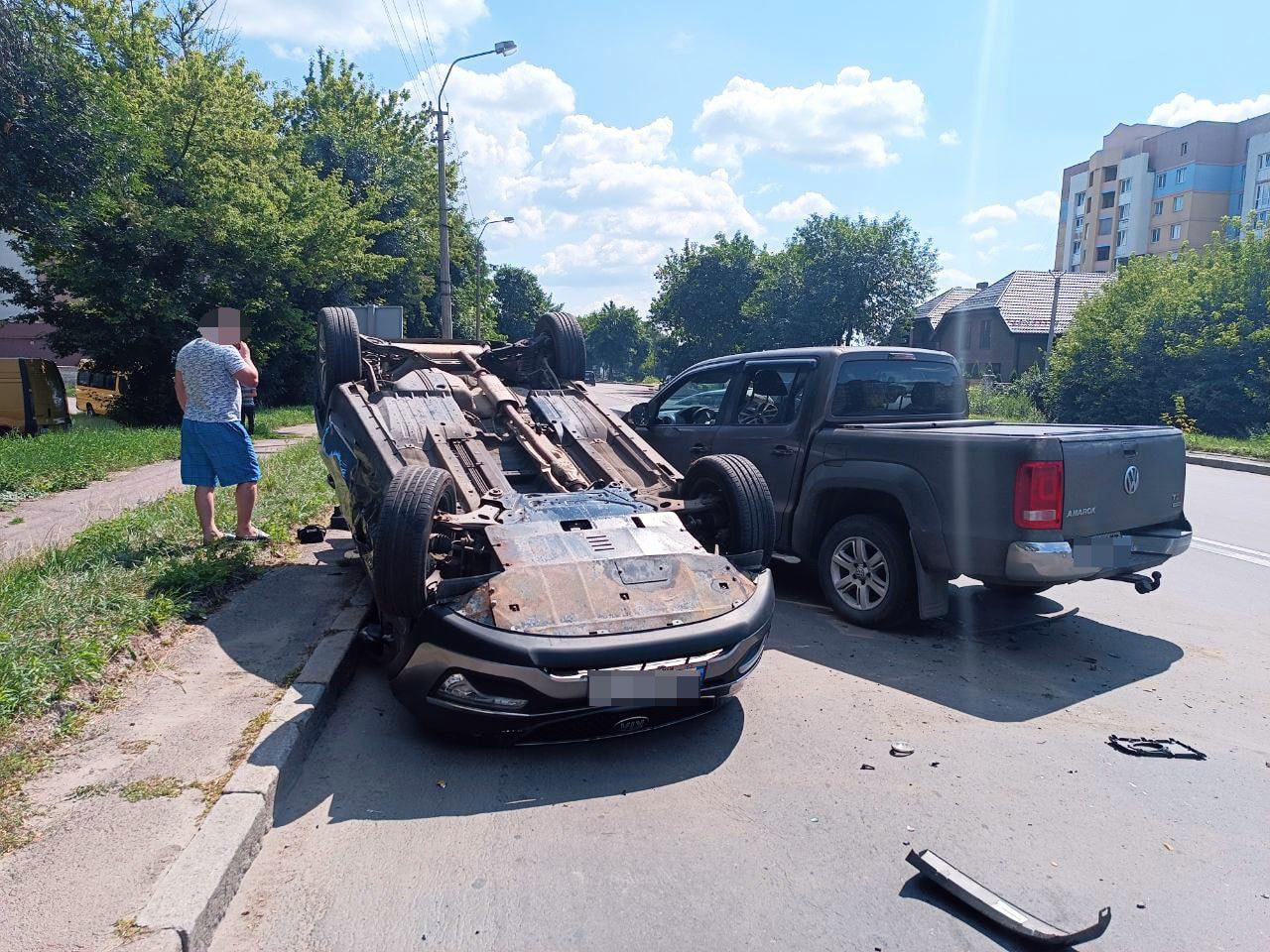 У ДТП в Рівному перекинувся кросовер, є постраждалі