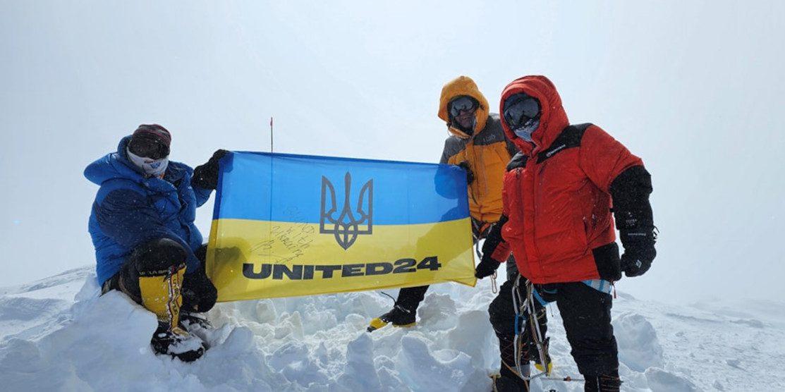 Прапор UNITED24 із підписом Володимира Зеленського на найвищій точці Північної Америки