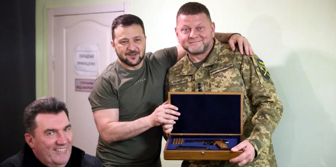 Зеленський нагородив Залужного іменним пістолетом, Сирському подарував картину (відео)