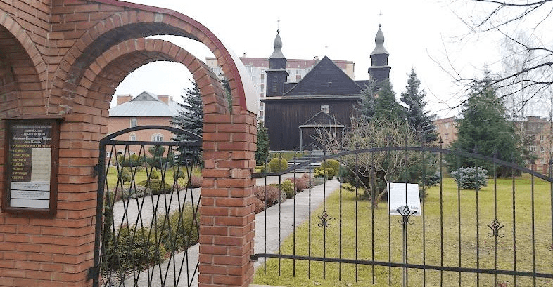 Через черешню настоятель храму зв’язав школярку у Ковелі