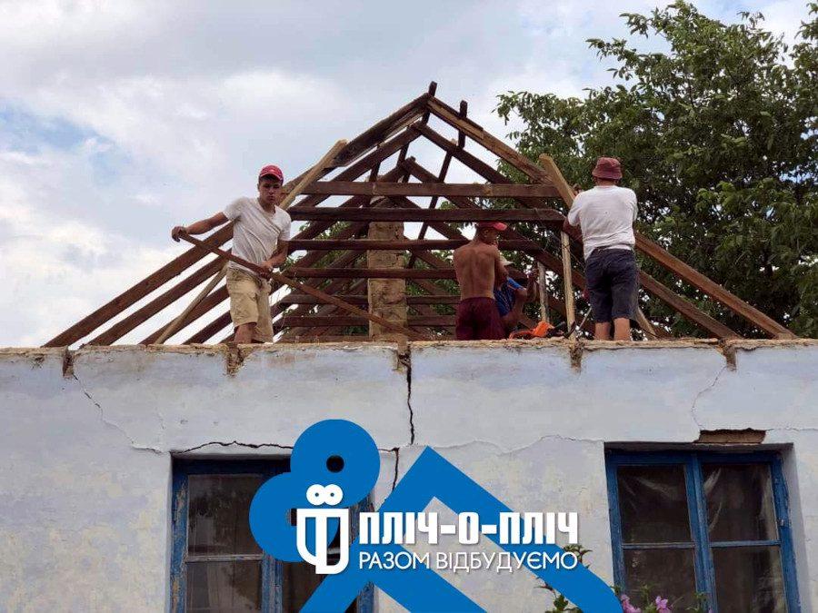 Працює бригада з Дубенщини.