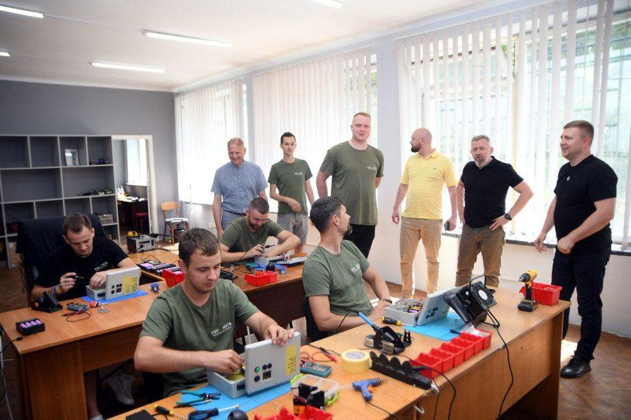 Працівники складають детектори