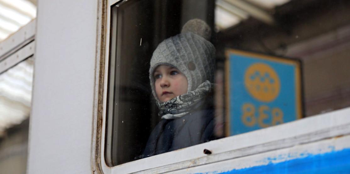 Дитина в потязі.