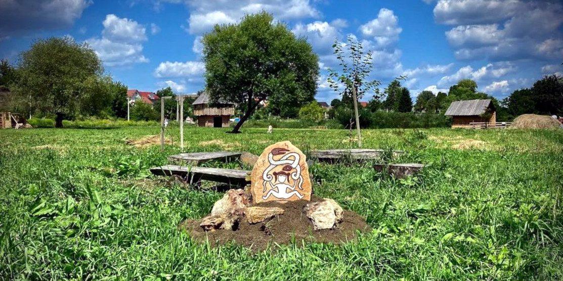 На Оствиці встановили камінь Богині