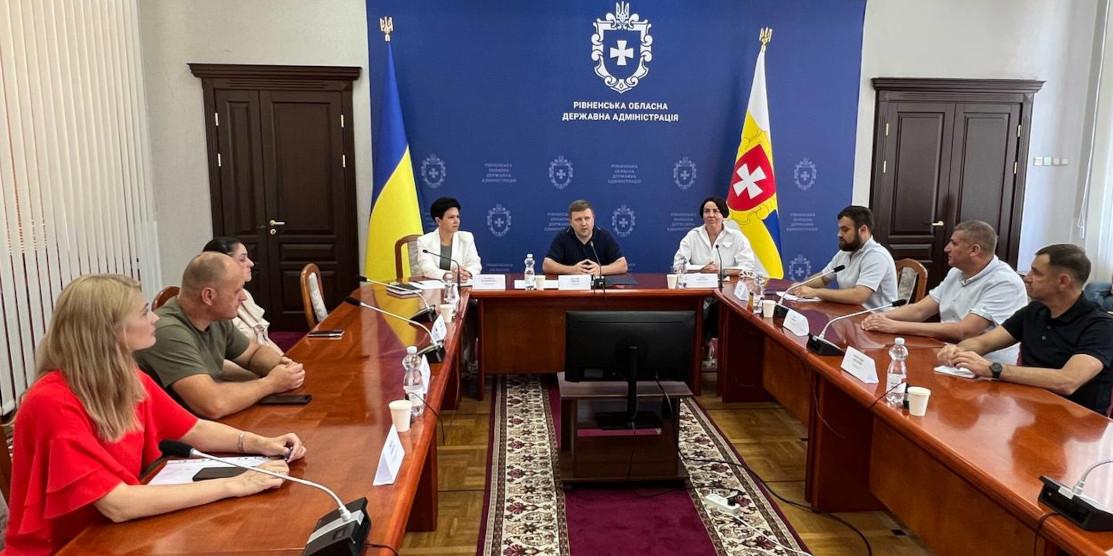 Територіальні громади Рівнещини, де мешкають переселенці, отримали 17 ноутбуків