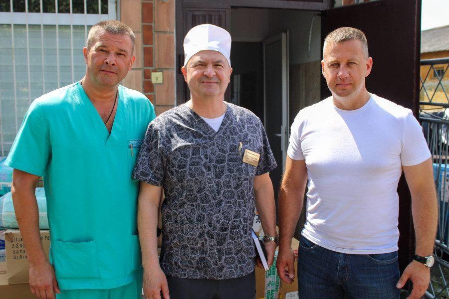 Віктор Шакирзян з лікарями військового госпіталю.
