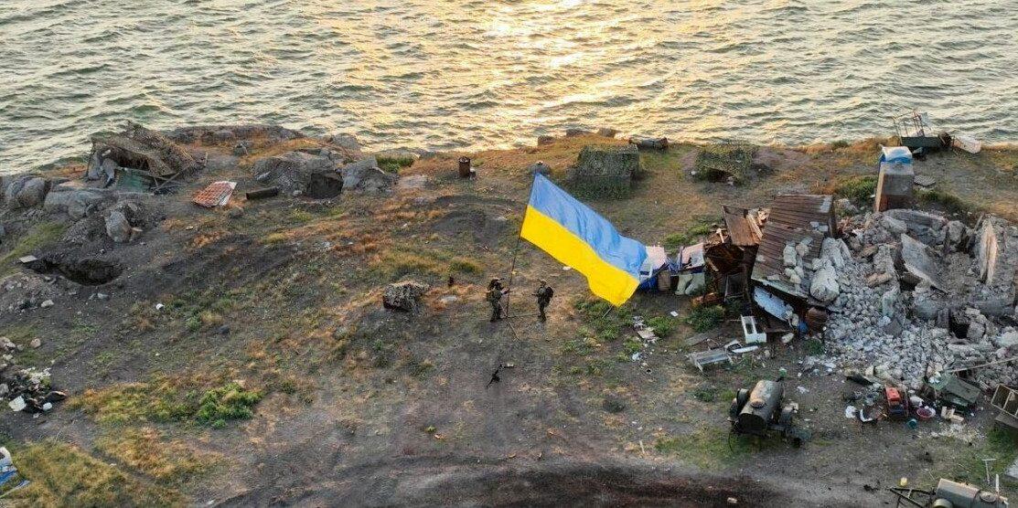 Президент назвав імена полеглих на Зміїному острові Героїв України