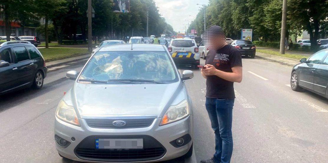 У Рівному під колеса легковика потрапила пішохідка