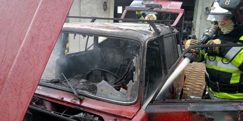 У Сарнах рятувальники оперативно погасили легковий автомобіль