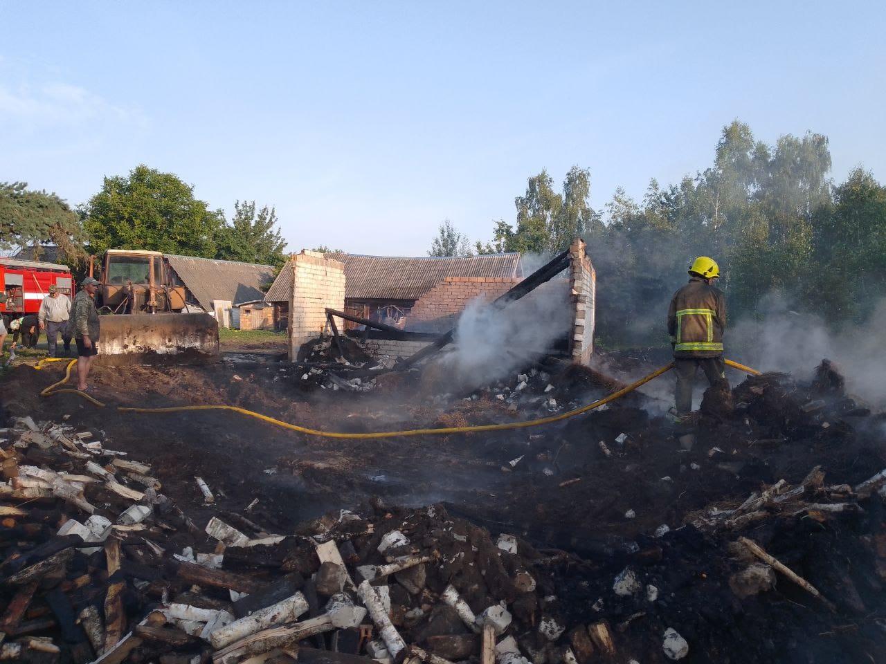 Пожежа знищила дрова та сіно на подвір’ї Рівненщини