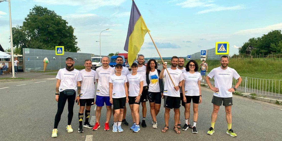 Український прапор із Бахмута передали на польському кордоні
