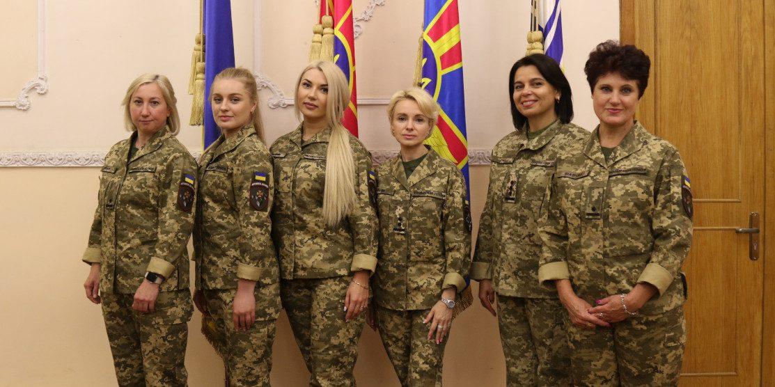 У Міноборони презентували оновлену літню польову жіночу форму одягу