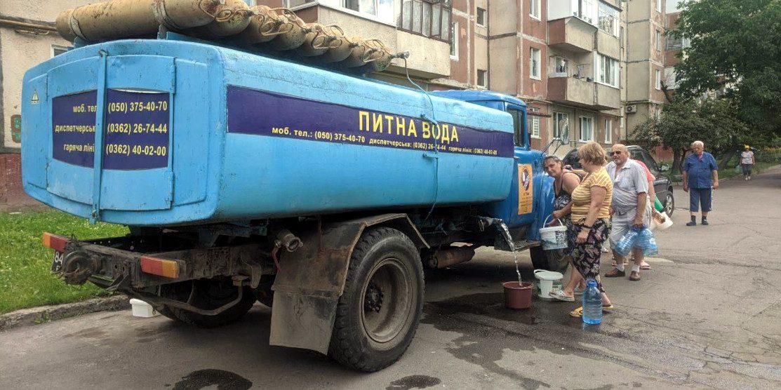 У Рівному підвозитимуть питну воду: графік і маршрути