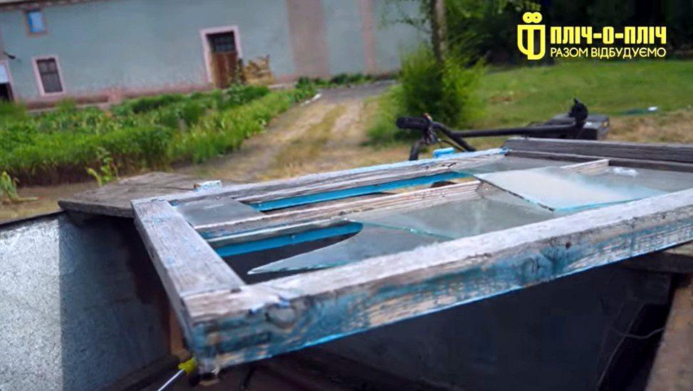 Розбите вікно.