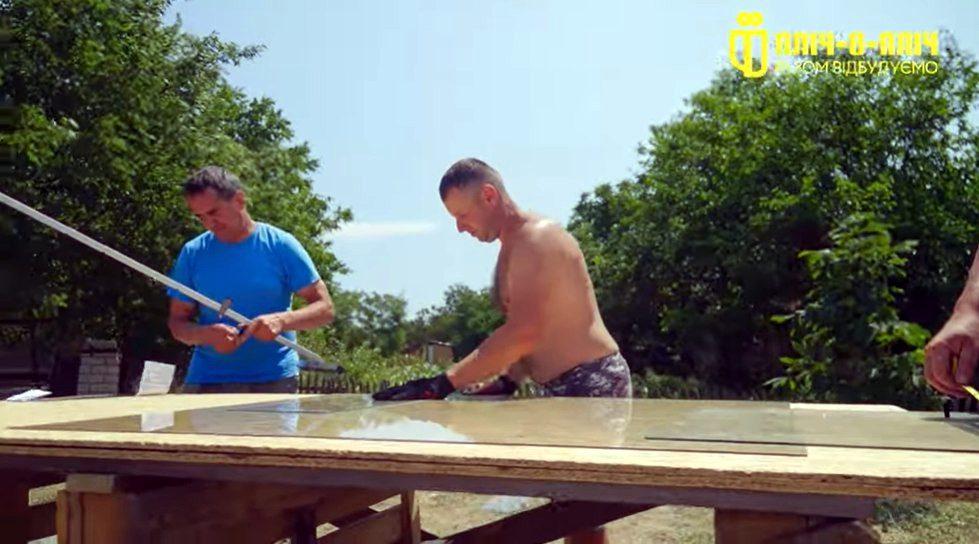 Ремонтники з Рокитнівщини встановлюють вікна.