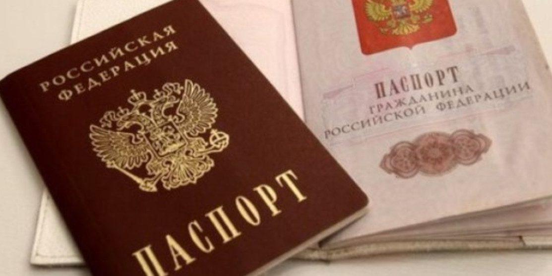 Окупанти обіцяють гроші за отримання паспорта рф