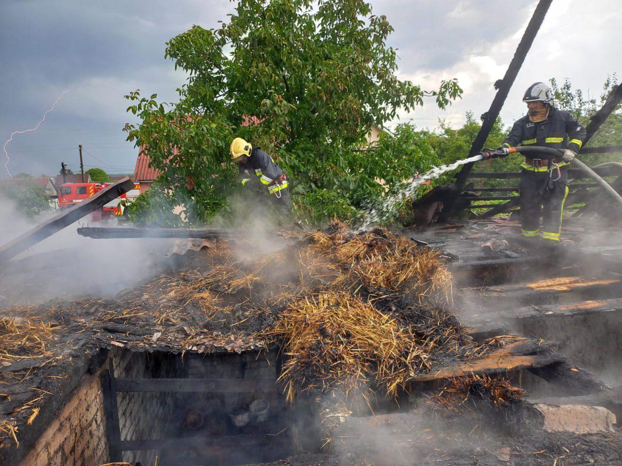 Гасили пожежу та відкачували воду рятувальники Рівненщини