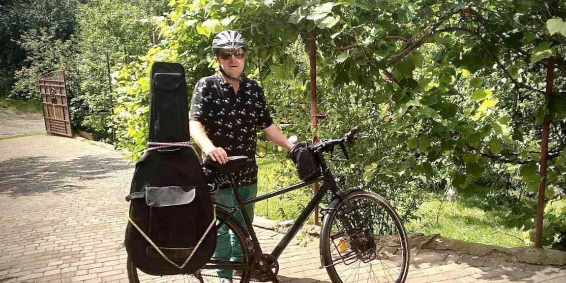 Поїхав у велотур до Європи, аби зібрати гроші для ЗСУ