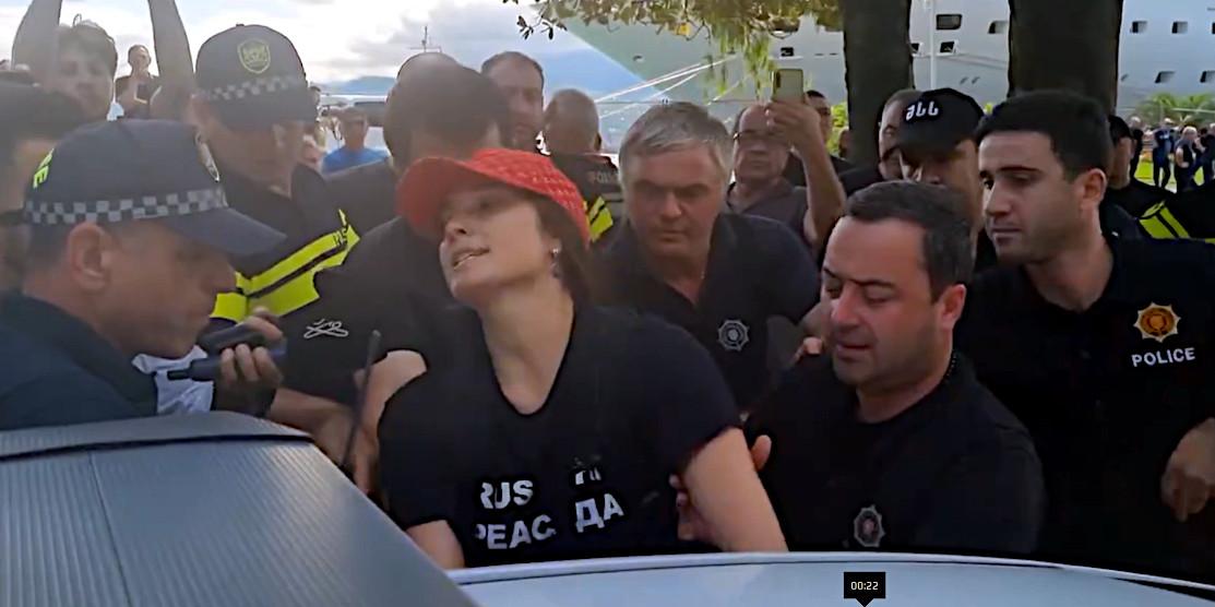 До Батумі прибув круїзний лайнер з рф. Серед затриманих під час протесту — українка (відео)
