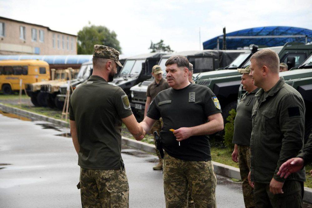 Командувач Сил ТрО ЗСУ Ігор Танцюра і начальник Рівненської ОВА Віталій Коваль спілкуються з військовими.