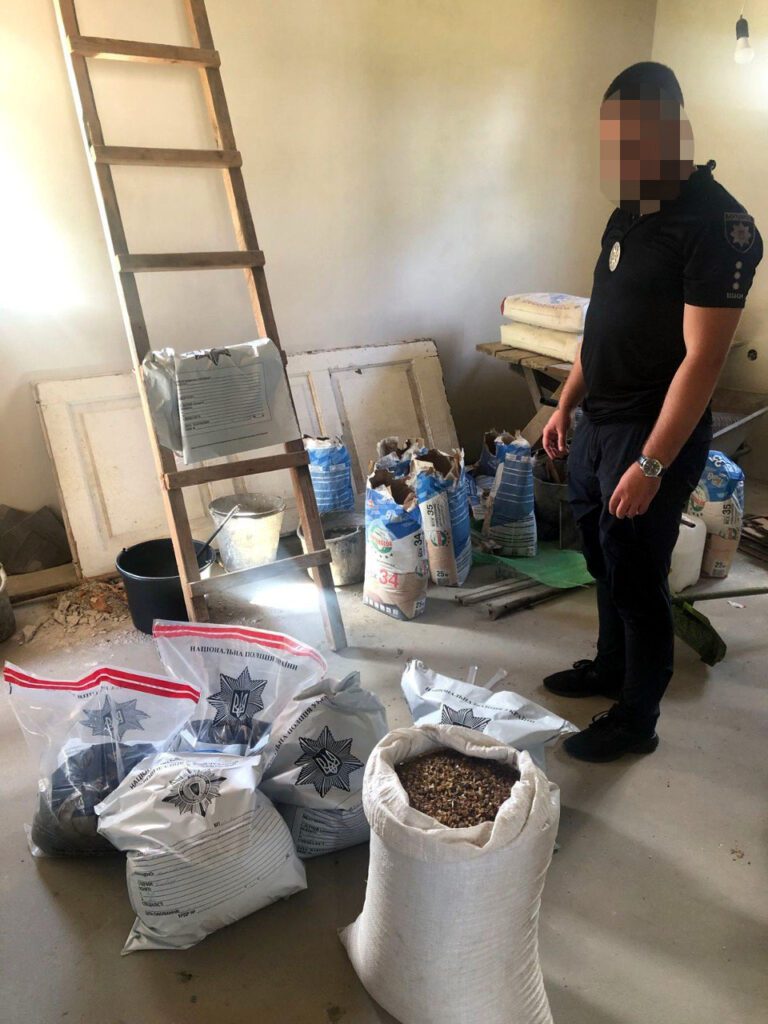 Поліція проводить обшук.