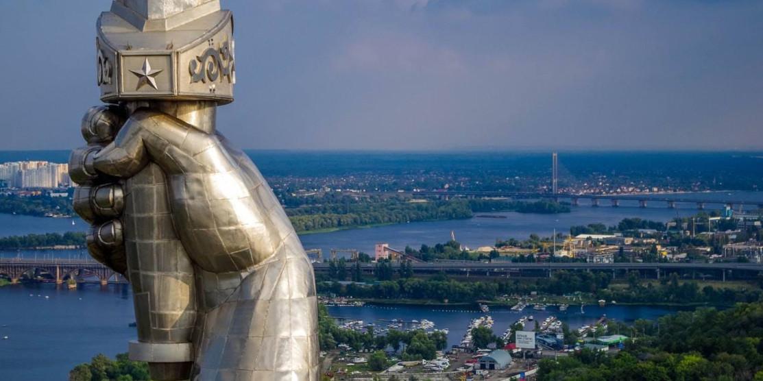 На монументі “Батьківщина-Мати” попри заміну герба, залишається радянська символіка