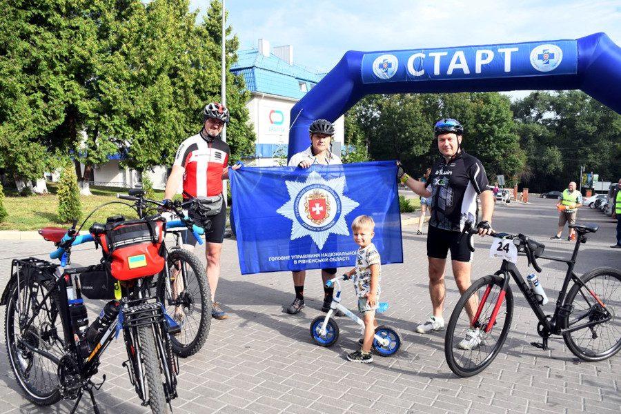 Рівненські поліцейські підтримали велопробіг.