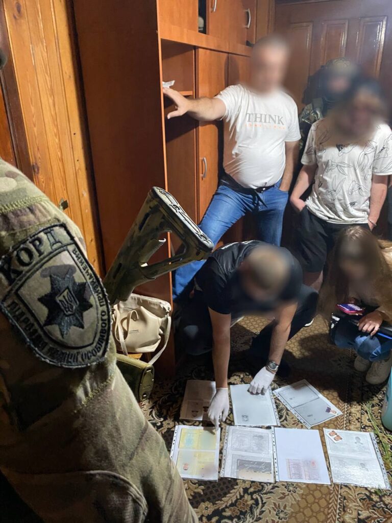 Фіктивні документи виготовляла злочинна група, яка діяла в п'яти областях