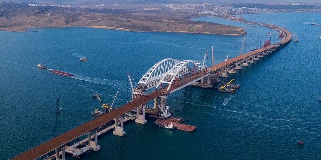 В надії захистити незаконний Керченський міст, окупанти затоплюють пороми