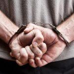 Руки в кайданках.