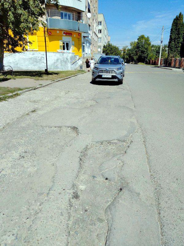 Частина дороги над теплотрасою.