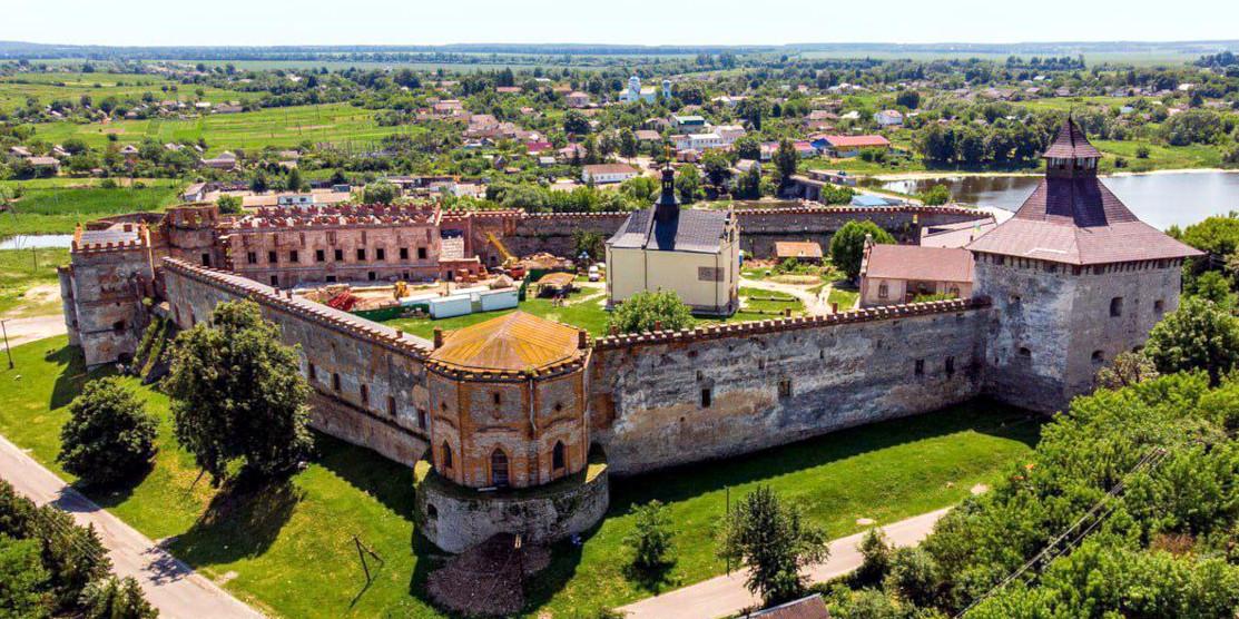 Фортеця Меджибіж постраждала внаслідок російської атаки “шахедами” (відео)